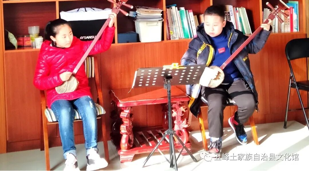 五峰南曲少年接受武汉体育新闻传播学院采访